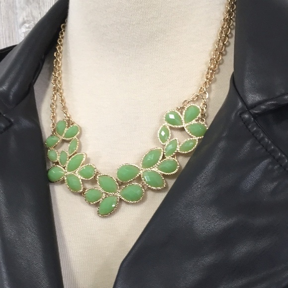 Forever 21 Green Leaf Statement Necklace 20.5” - Picture 2 of 9